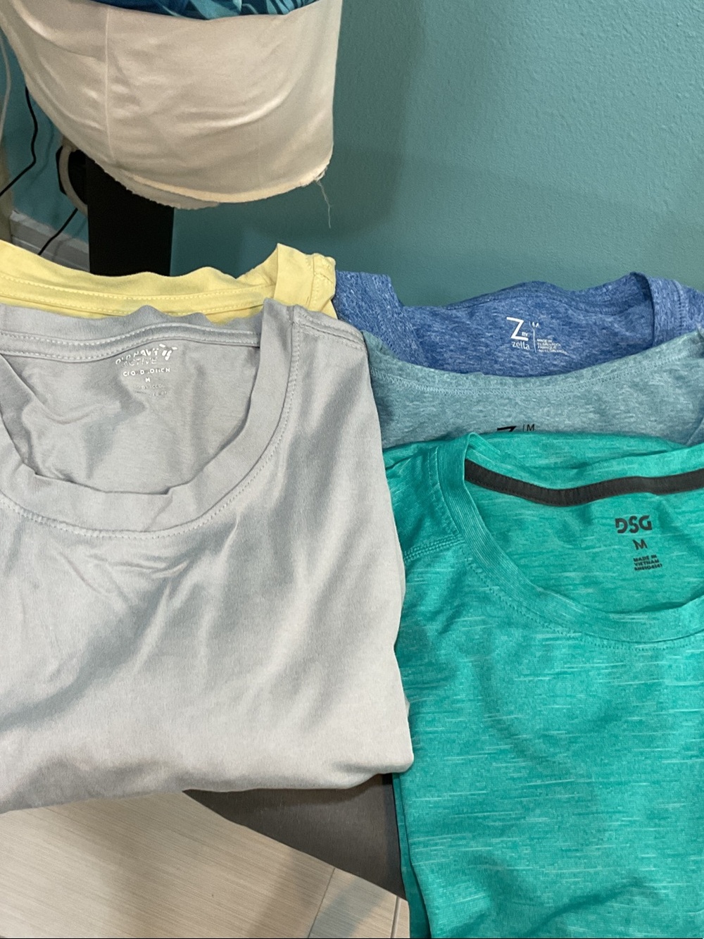 BUNDLE #4 Bundle of 5 men’s performance shirts.